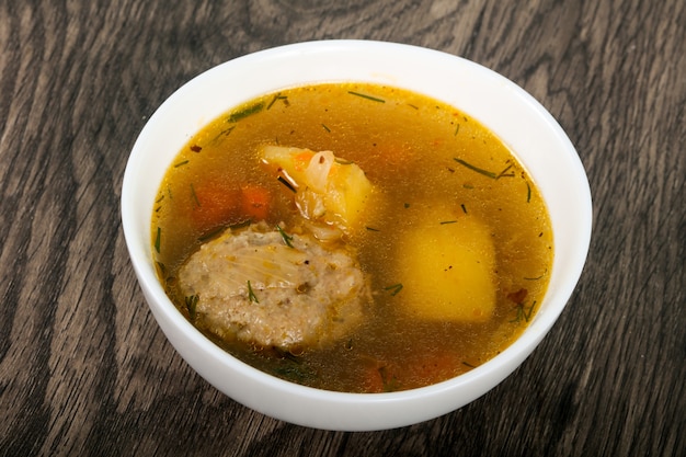 Sopa con albóndigas