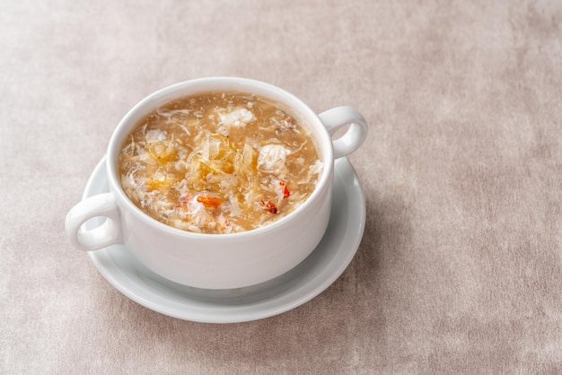 La sopa de aleta de tiburón (sopa de Indonesia Sirip Ikan Hiu) es una sopa popular en la cocina china