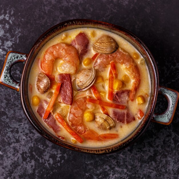 Sopa de almejas casera con gambas.