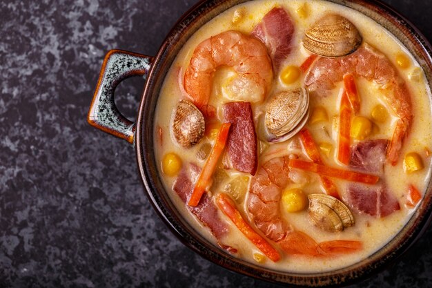 Sopa de almejas casera con gambas