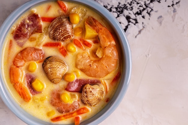 Sopa de almejas casera con gambas.