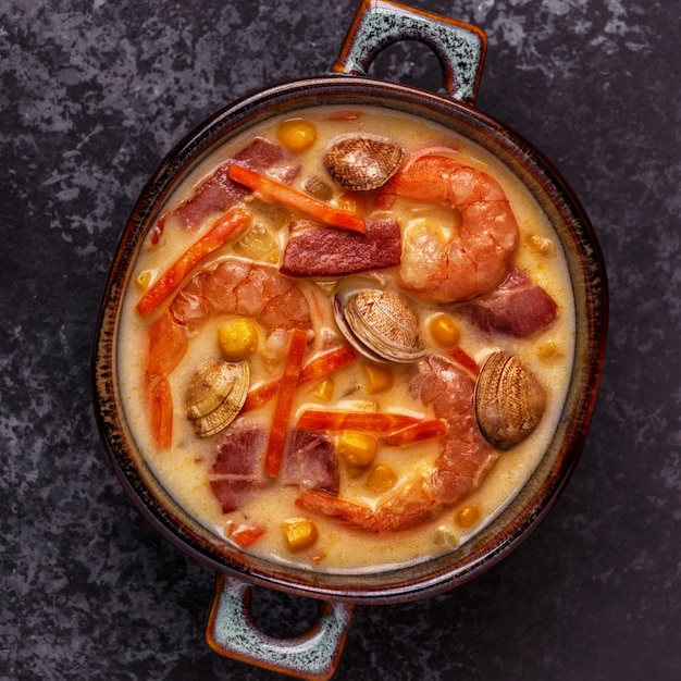 Sopa de almejas casera con gambas.