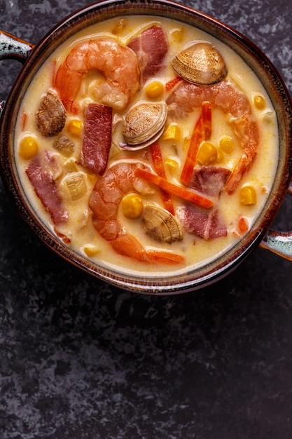 Sopa de almejas casera con gambas.