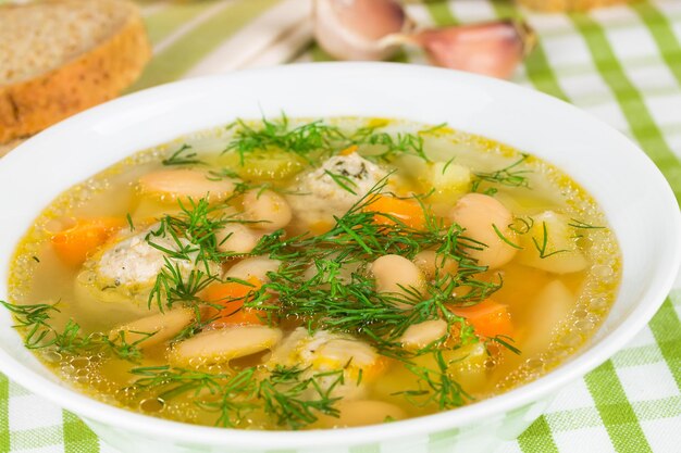 Sopa de alubias con albóndigas de verduras y eneldo