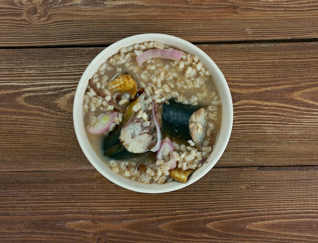 Sopa de arenque - sopa de pescado de Suecia mezcla de agua, harina de cebada y arenque rojo