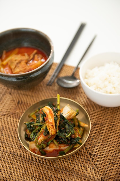 Sopa de arroz y kimchi en la mesa