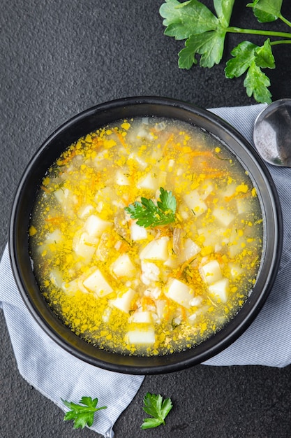 Sopa de arroz con verduras listo para comer comida snack en la mesa copia espacio fondo de comida rústico