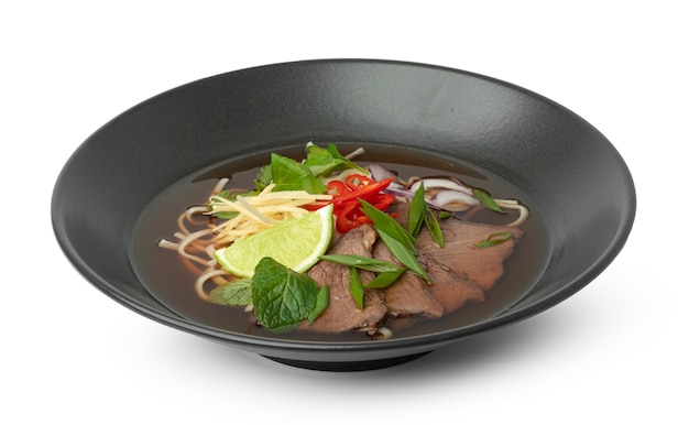 Sopa asiática com macarrão de carne e udon isolado no branco