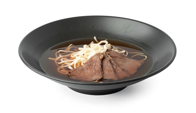 Sopa asiática com macarrão de carne e udon isolado no branco