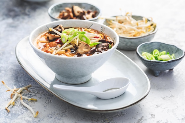 Sopa asiática con fideos de setas shiitake y verduras