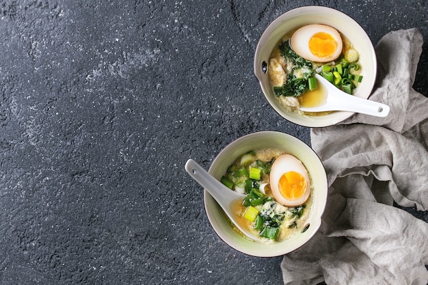 Sopa asiática con huevos, cebolla y espinacas.