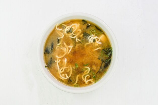 Sopa asiática picante com macarrão soba