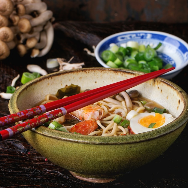 Sopa asiática de ramen con camarones