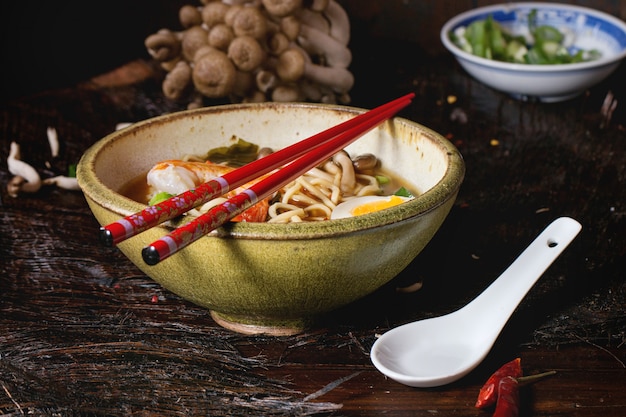 Foto sopa asiática ramen com camarão