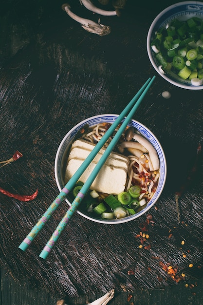 Sopa asiática ramen com queijo feta