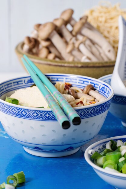 Sopa asiática ramen com queijo feta