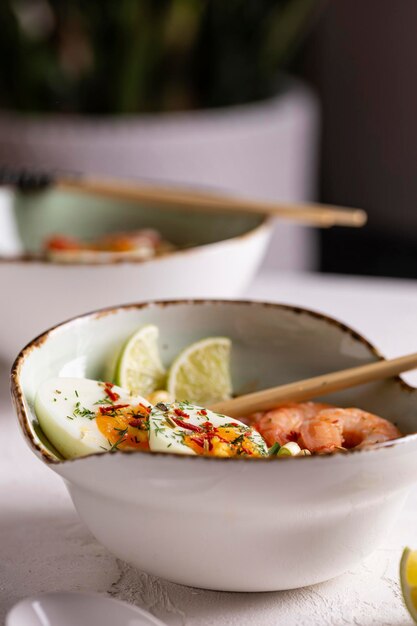 Sopa asiática de ramen con gambas