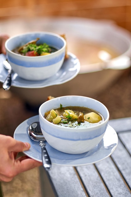 Sopa asiática shurpa con carne y verduras en la mesa de madera. Copie el espacio para su texto.