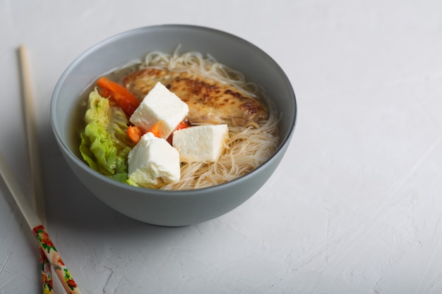 Sopa asiática tradicional picante con queso de soja y fideos