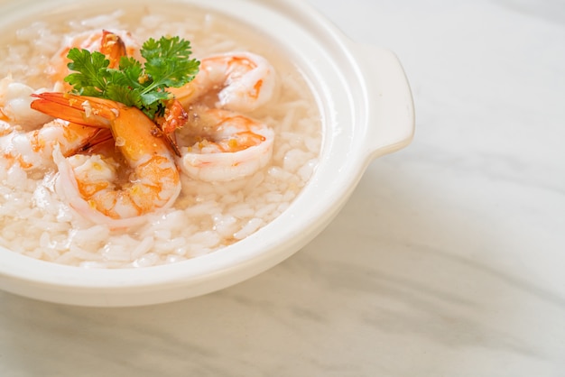 sopa de avena o arroz hervido con tazón de gambas