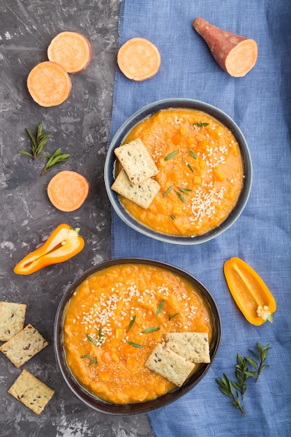 Sopa de batata o crema de batata con semillas de sésamo