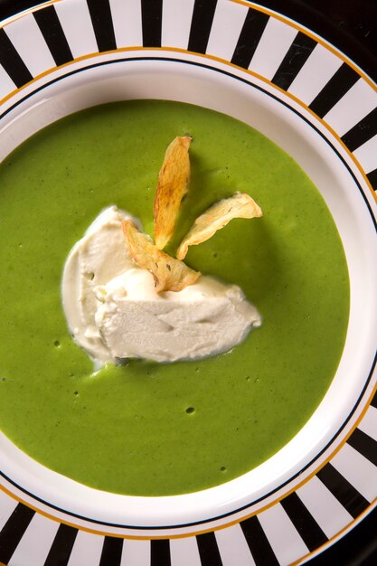 Sopa de berros con queso gorgonzola y patata crujiente