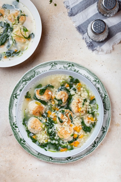 Sopa de boda italiana con albóndigas, espinacas y pasta de ptitim