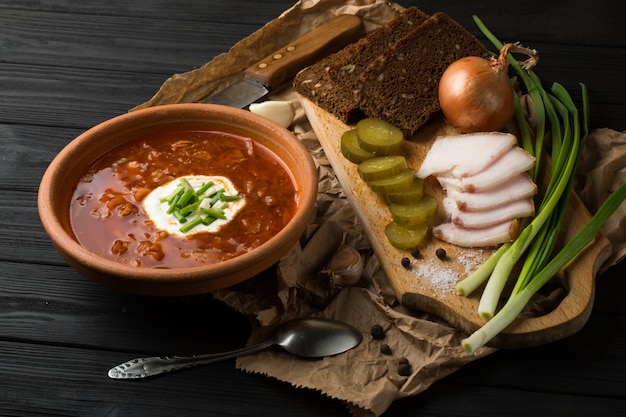 Sopa de borsch en la mesa de madera oscura