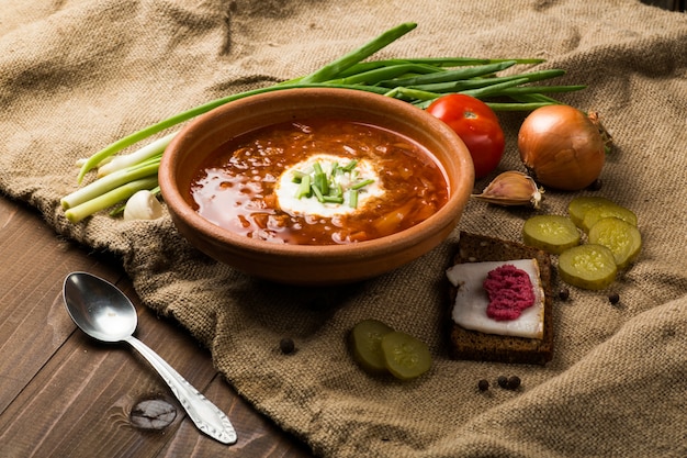 Sopa de borsch en la mesa de madera oscura