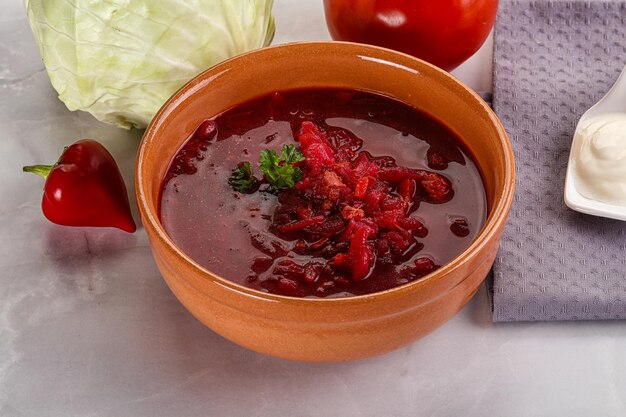 Sopa de borsch con repollo y remolacha