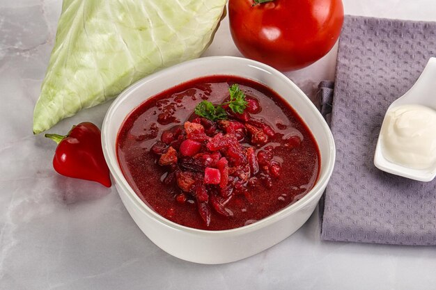 Sopa de borsch con repollo y remolacha