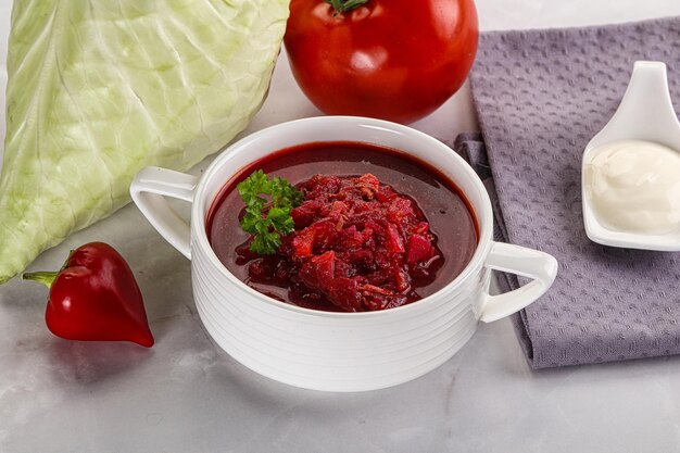 Sopa de borsch con repollo y remolacha