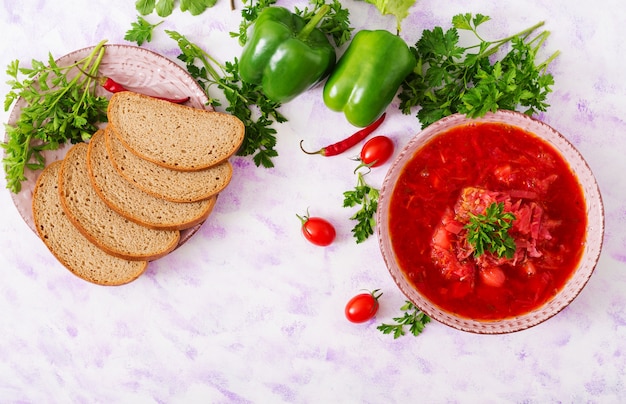 Sopa de borscht ruso tradicional ucraniana sobre fondo claro