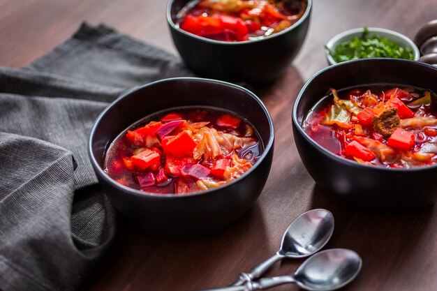 Sopa borscht en un tazón negro para la cena.