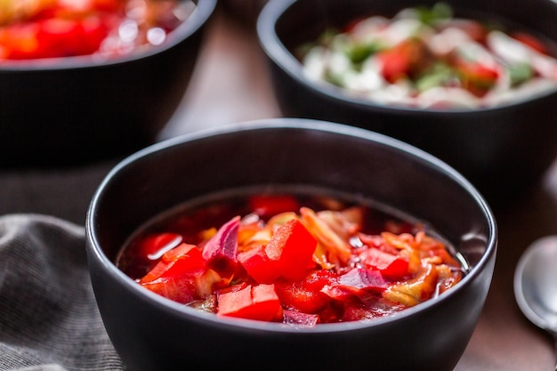 Sopa borscht en un tazón negro para la cena.