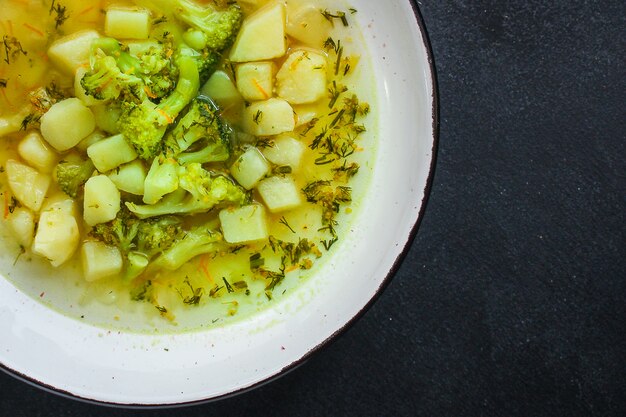 sopa de brócoli, caldo y otras verduras