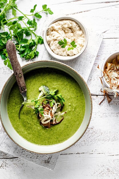 Sopa de brócoli casera con chips de rábano picante y perejil