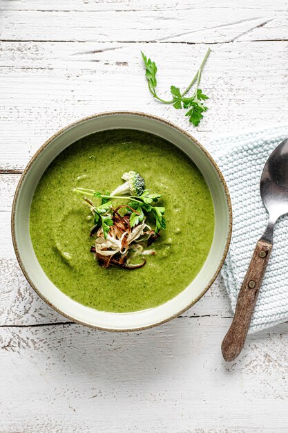 Sopa de brócoli casera con chips de rábano picante y perejil