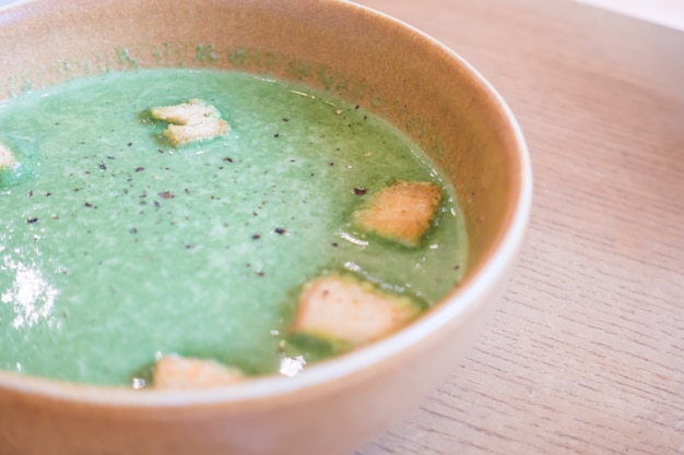 La sopa de brócoli orgánico en un tazón para el desayuno te ayudará a desintoxicarte y a estar sano