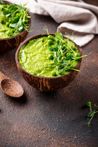 Sopa de brócoli verde vegano o batido