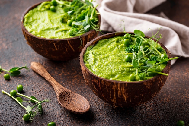 Sopa de brócoli verde vegano o batido