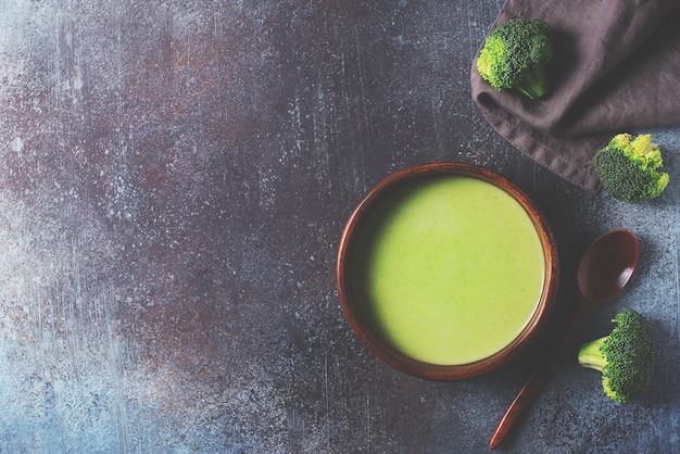 Sopa de brócoli de verduras verdes en gris negro, vista superior