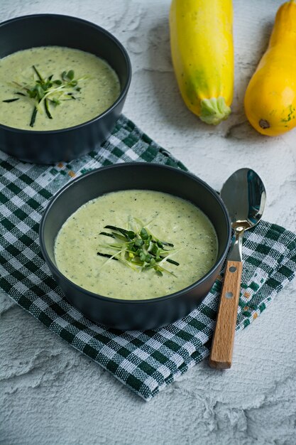 Sopa de calabacín adornada con hierbas.