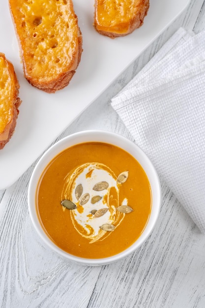 Sopa de calabacín con nuez de mantequilla