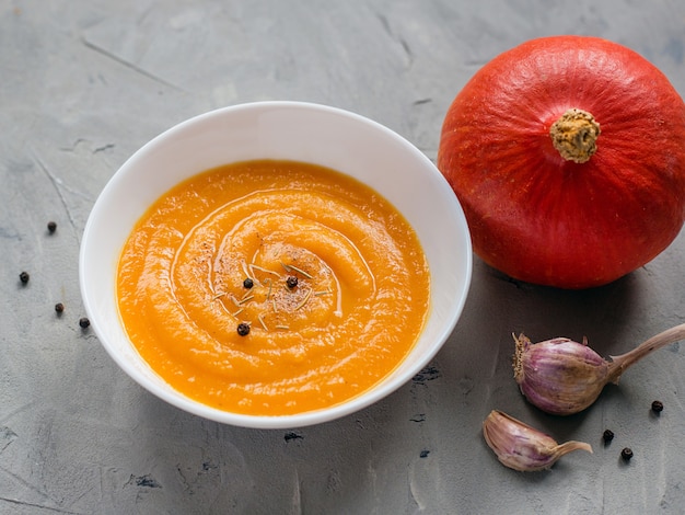 Sopa de calabaza con ajo y pimienta y calabazas orgánicas.