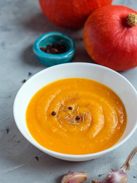 Sopa de calabaza con ajo y pimienta y calabazas orgánicas.