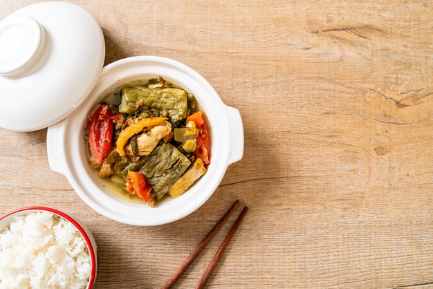 Sopa de calabaza amarga y verde mostaza en conserva con carne de cerdo