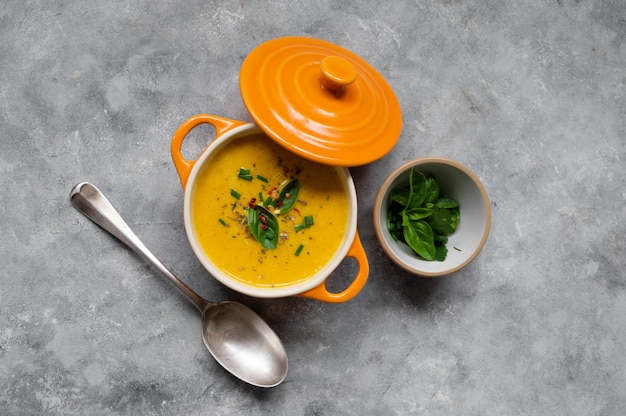 Sopa de calabaza a base de nuez de naranja fresca con leche de coco. Deliciosa comida vegana de otoño de temporada.