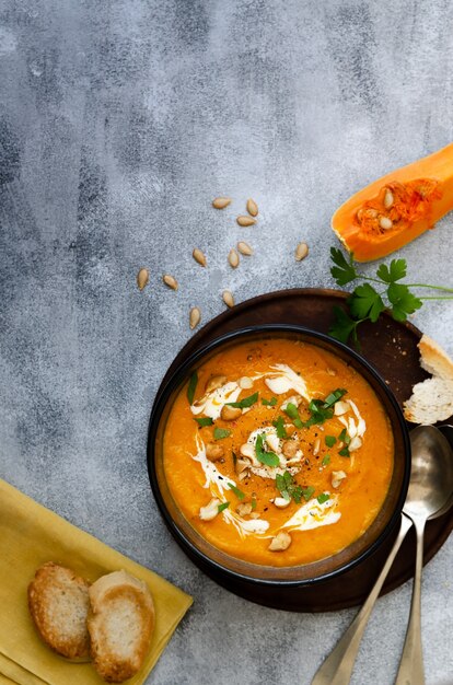 Sopa de calabaza butternut con crema de anacardos y perejil