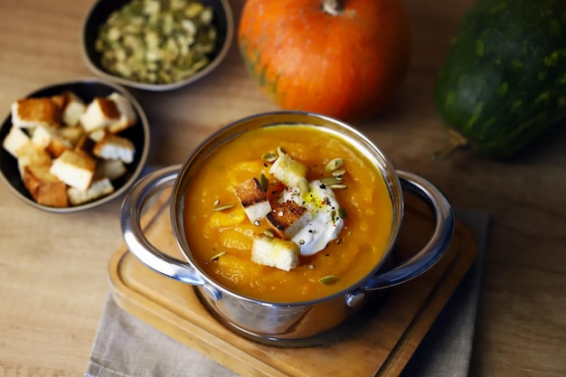 Sopa de calabaza en una cacerola con picatostes